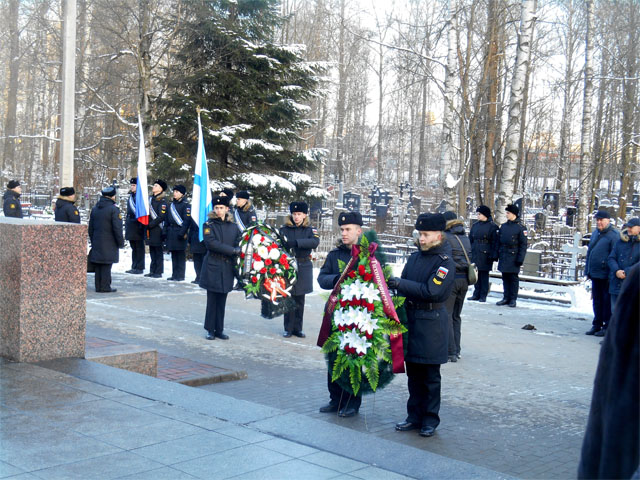 Возложение цветов на мемориале командования Тихоокеанского флота