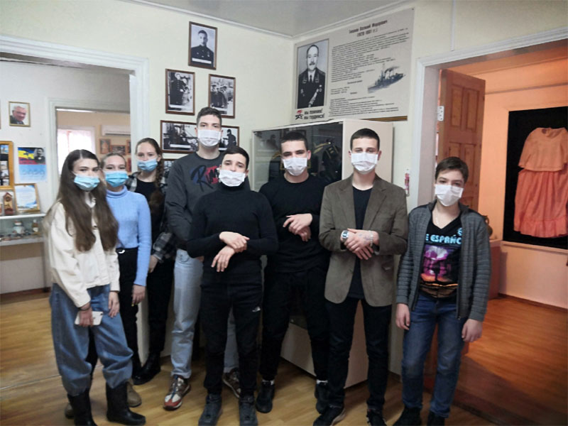 участники экскурсии по музею вице-адмирала Тихонова