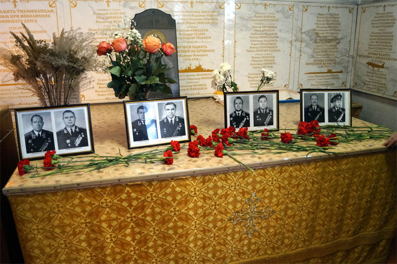 возложение цветов в храме в память о моряках КТОФ