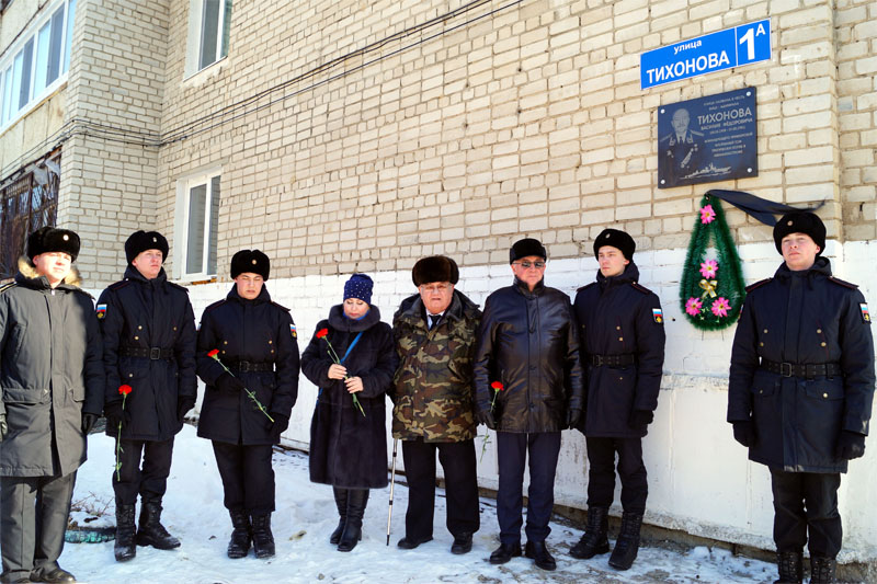 возложение цветов к мемориальной доске