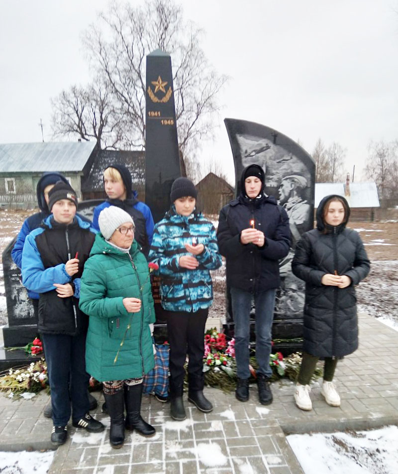 учащиеся березорядской школы у мемориала 75 лет победе березовский рядок