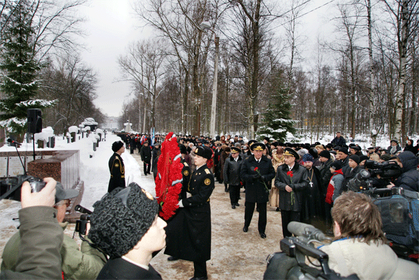 возложение венков к мемориалу